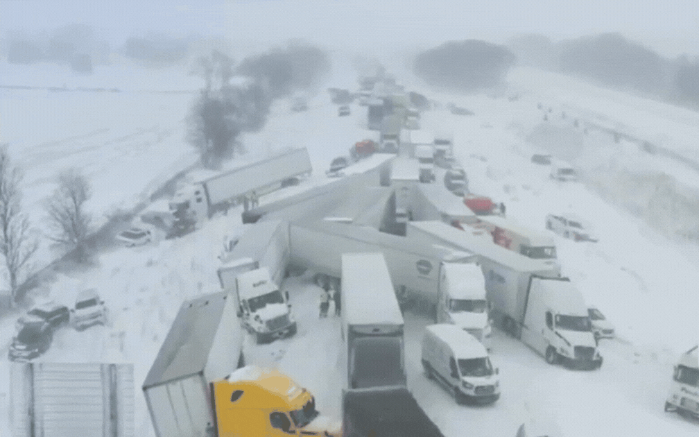 Vụ tai nạn li&ecirc;n ho&agrave;n 100 xe ở Mỹ: Cảnh tượng hỗn loạn giữa b&atilde;o tuyết - Ảnh 1.