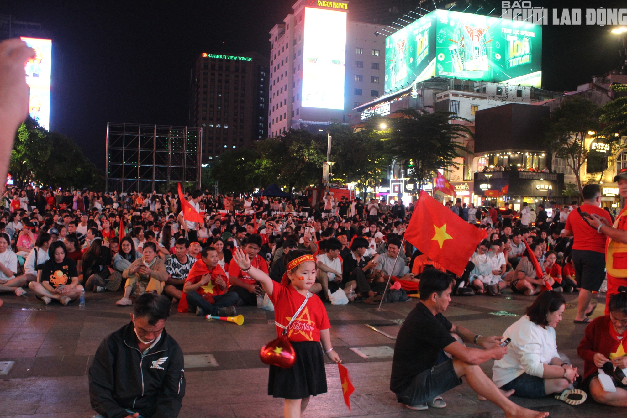 TPHCM rực lửa phố đi bộ Nguyễn Huệ cổ vũ U23 Việt Nam trước trận đấu - Ảnh 2.