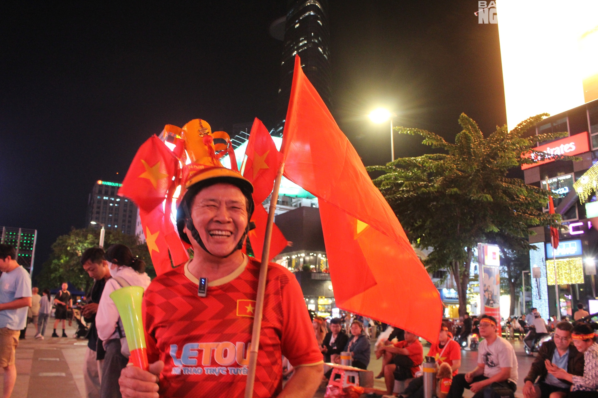 TPHCM rực lửa phố đi bộ Nguyễn Huệ cổ vũ U23 Việt Nam trước trận đấu - Ảnh 4.