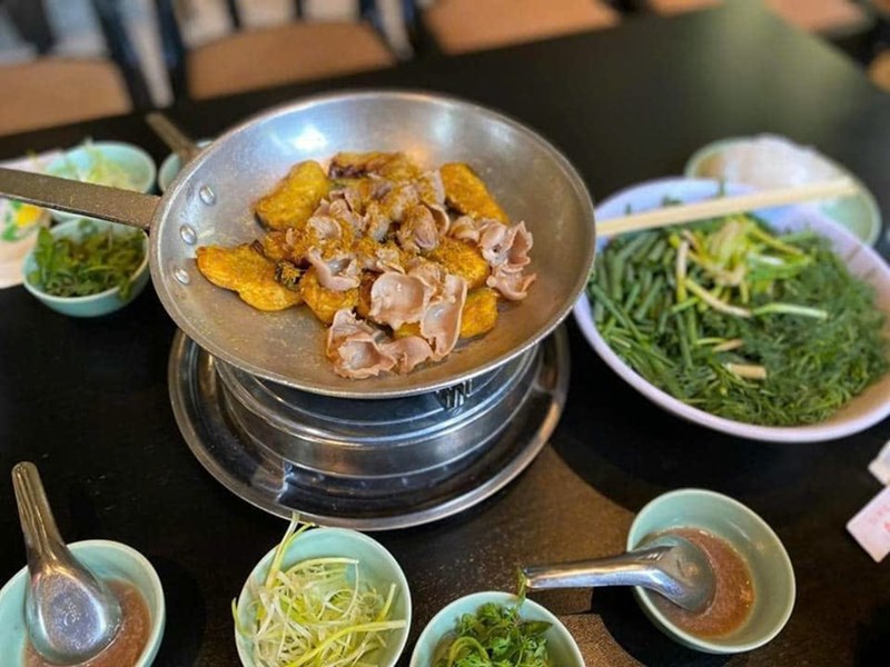 Khách Tây choáng khi bước vào quán bún bò Huế ở Việt Nam: Giá bát bún còn gây bất ngờ hơn nữa - Ảnh 9.