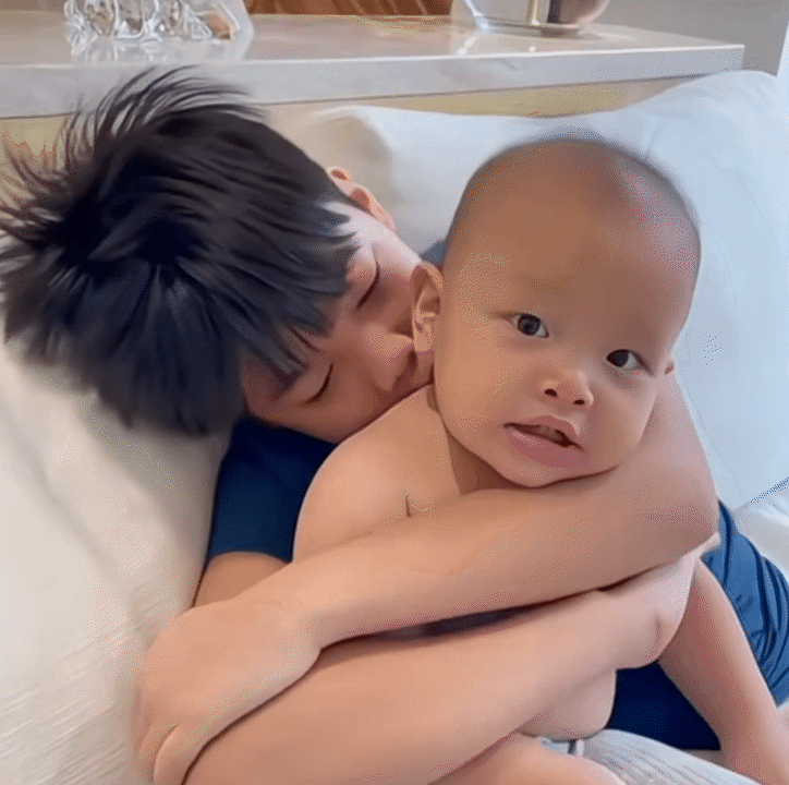 Subeo mới 15 tuổi đ&atilde; cao 1m8, hưởng trọn "gen cao kều" của mẹ: "Anh cả quốc d&acirc;n", cao lớn vững ch&atilde;i v&agrave; cực m&ecirc; chăm em - Ảnh 6.