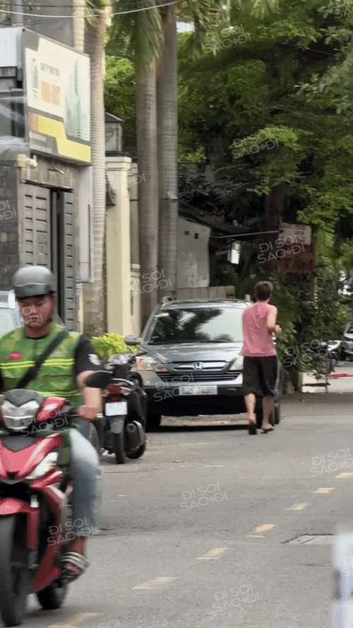 Bắt gặp Dương Domic tại biệt thự mới giữa tin đồn y&ecirc;u Linh Ka, diện mạo đời thường su&yacute;t nhận kh&ocirc;ng ra- Ảnh 3.