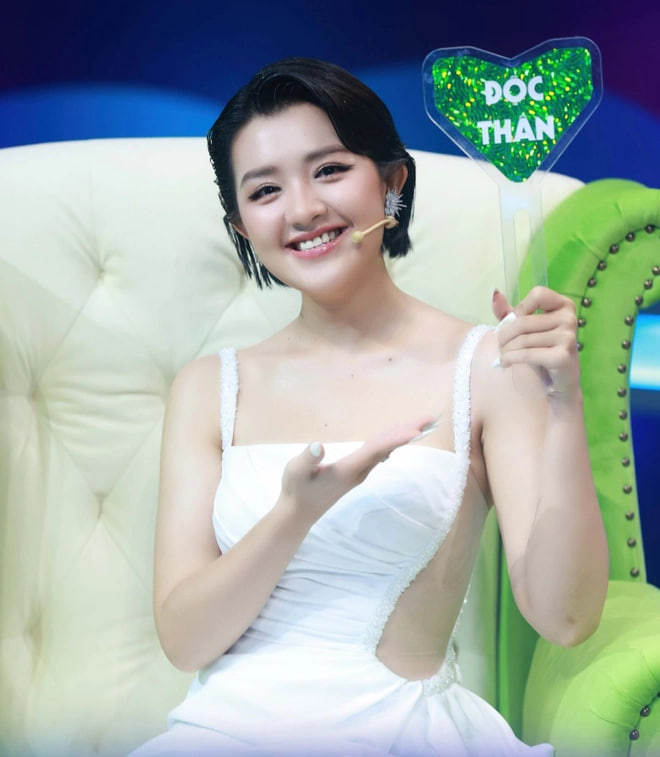 Á hậu ở Người Ấy Là Ai thông báo cưới, chú rể Công Vinh bảnh ghê!- Ảnh 1.