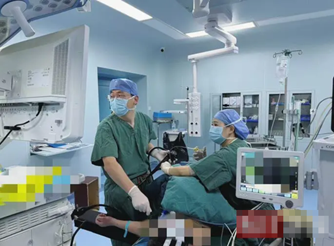 Người đ&agrave;n &ocirc;ng 36 tuổi đau bụng dữ dội, đi kh&aacute;m ph&aacute;t hiện thứ "lạ đời" kh&ocirc;ng ai nghĩ được n&oacute; nằm b&ecirc;n trong- Ảnh 2.