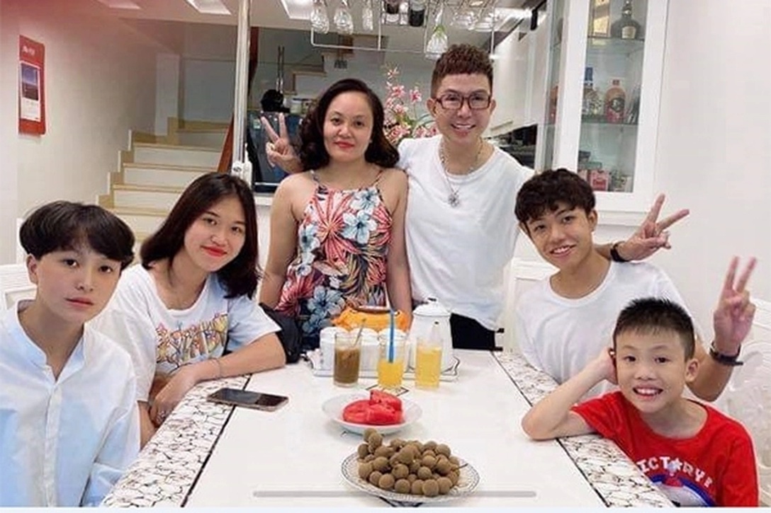 Nam ca sĩ 4 con, sở hữu biệt thự 500 m2, ở nhà trăm tỷ tại TPHCM nói thẳng về những tin đồn thất thiệt - Ảnh 5.