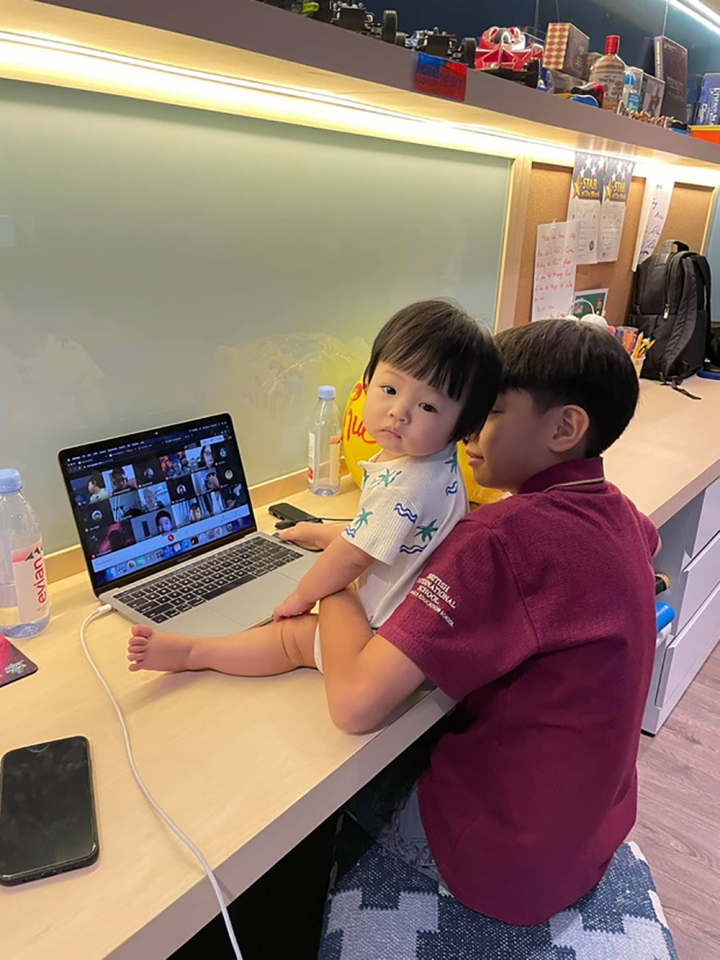 Subeo mới 15 tuổi đ&atilde; cao 1m8, hưởng trọn "gen cao kều" của mẹ: "Anh cả quốc d&acirc;n", cao lớn vững ch&atilde;i v&agrave; cực m&ecirc; chăm em - Ảnh 9.