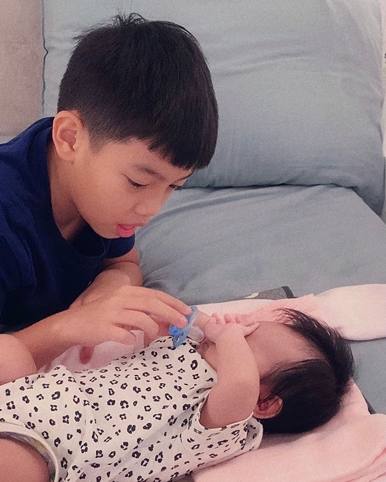 Subeo mới 15 tuổi đ&atilde; cao 1m8, hưởng trọn "gen cao kều" của mẹ: "Anh cả quốc d&acirc;n", cao lớn vững ch&atilde;i v&agrave; cực m&ecirc; chăm em - Ảnh 10.