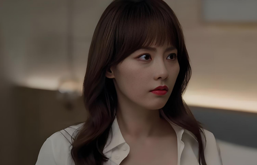 Tôi rời nhà từ 5 giờ sáng, về lúc gần 12 giờ đêm, cho đến một ngày bắt gặp chồng ngồi chờ với chiếc valy đỏ bên cạnh- Ảnh 1.