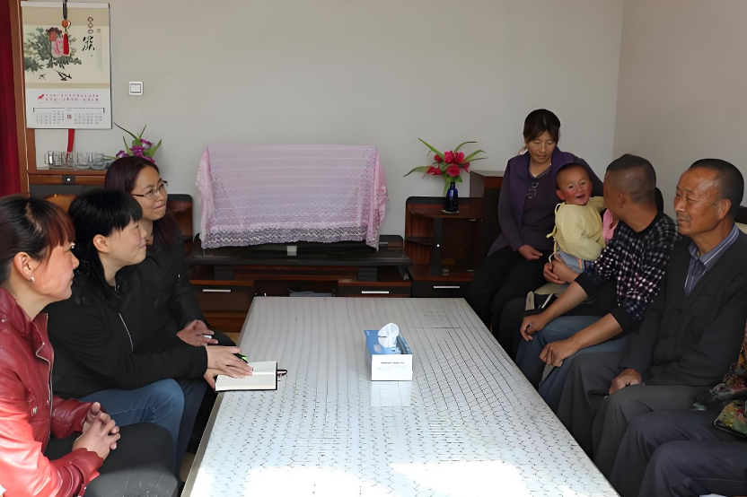 8 người chung sống trong 1 căn nh&agrave;, cứ tưởng sum vầy y&ecirc;n vui, ngờ đ&acirc;u lại ẩn dấu "kiếp nạn" với cha mẹ gi&agrave;- Ảnh 2.