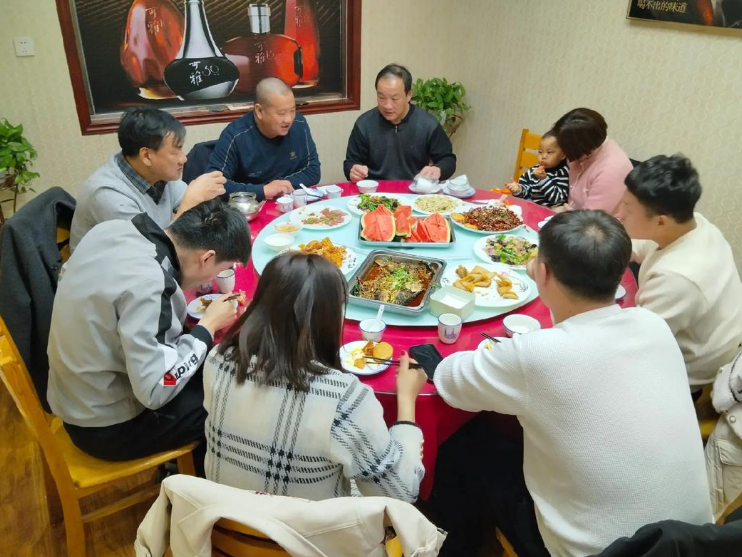 8 người chung sống trong 1 căn nh&agrave;, cứ tưởng sum vầy y&ecirc;n vui, ngờ đ&acirc;u lại ẩn dấu "kiếp nạn" với cha mẹ gi&agrave;- Ảnh 1.