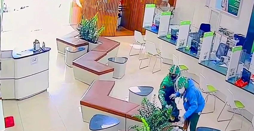 Nhân viên hoảng loạn trong vụ cướp ngân hàng Vietcombank tại gia Lai - Ảnh 1.