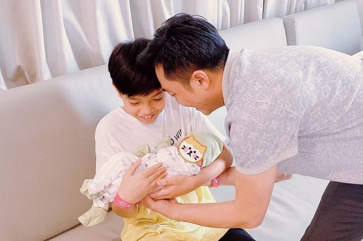 Subeo mới 15 tuổi đ&atilde; cao 1m8, hưởng trọn "gen cao kều" của mẹ: "Anh cả quốc d&acirc;n", cao lớn vững ch&atilde;i v&agrave; cực m&ecirc; chăm em - Ảnh 8.