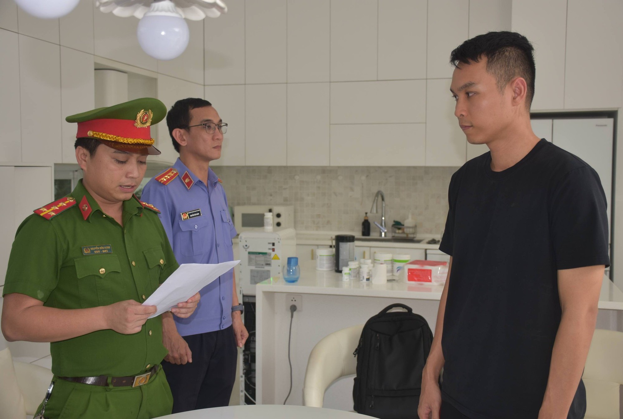 Truy tìm Bùi Thị Kim Na 38 tuổi liên quan vụ chiếm đoạt 2.000 tỷ đồng - Ảnh 1.