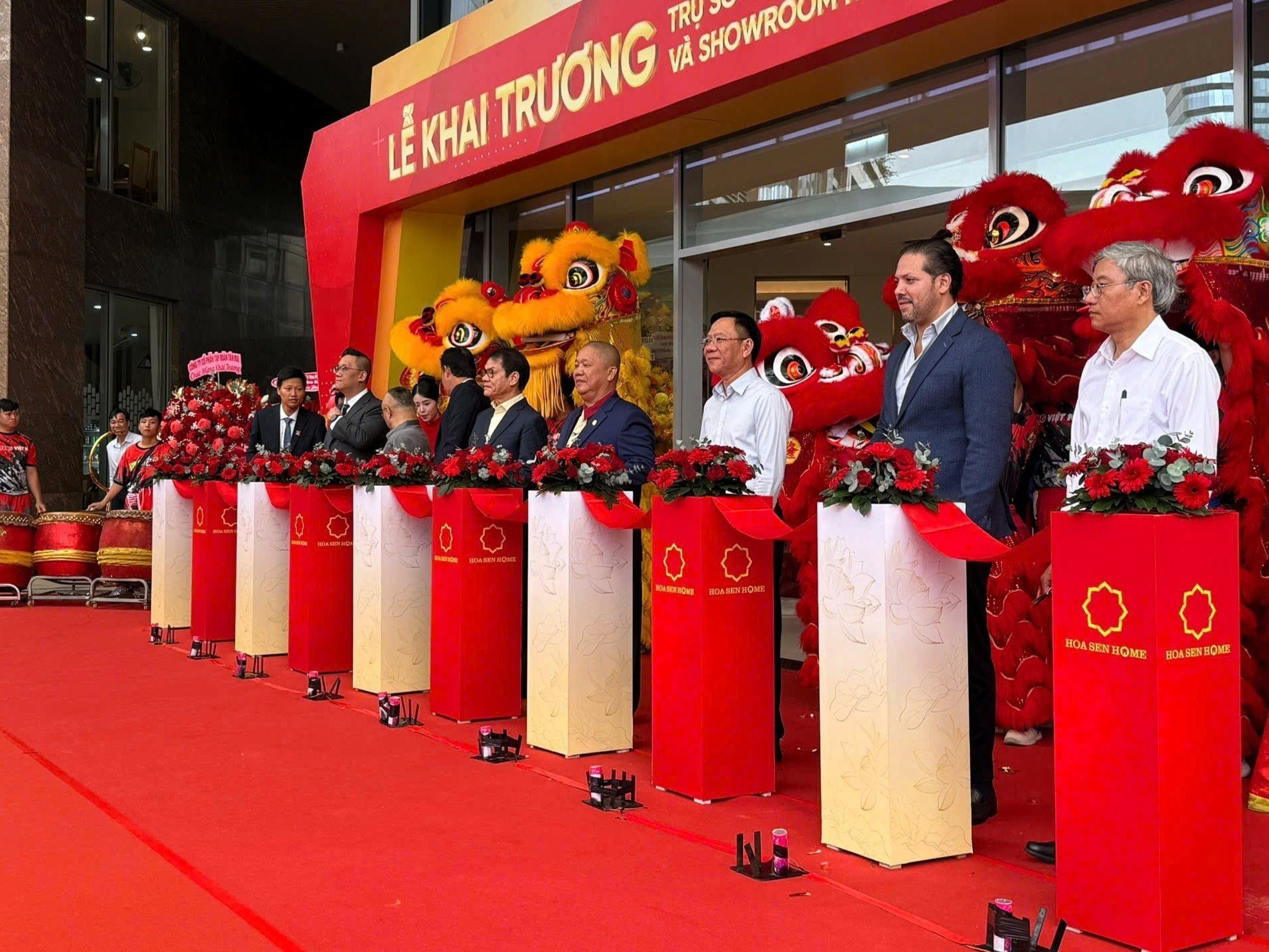 Chủ tịch Hoa Sen Lê Phước Vũ "xuống núi" bắt tay tỷ phú Trần Bá Dương: Chính thức kích hoạt "bom tấn" bán lẻ Hoa Sen Home - Ảnh 1.