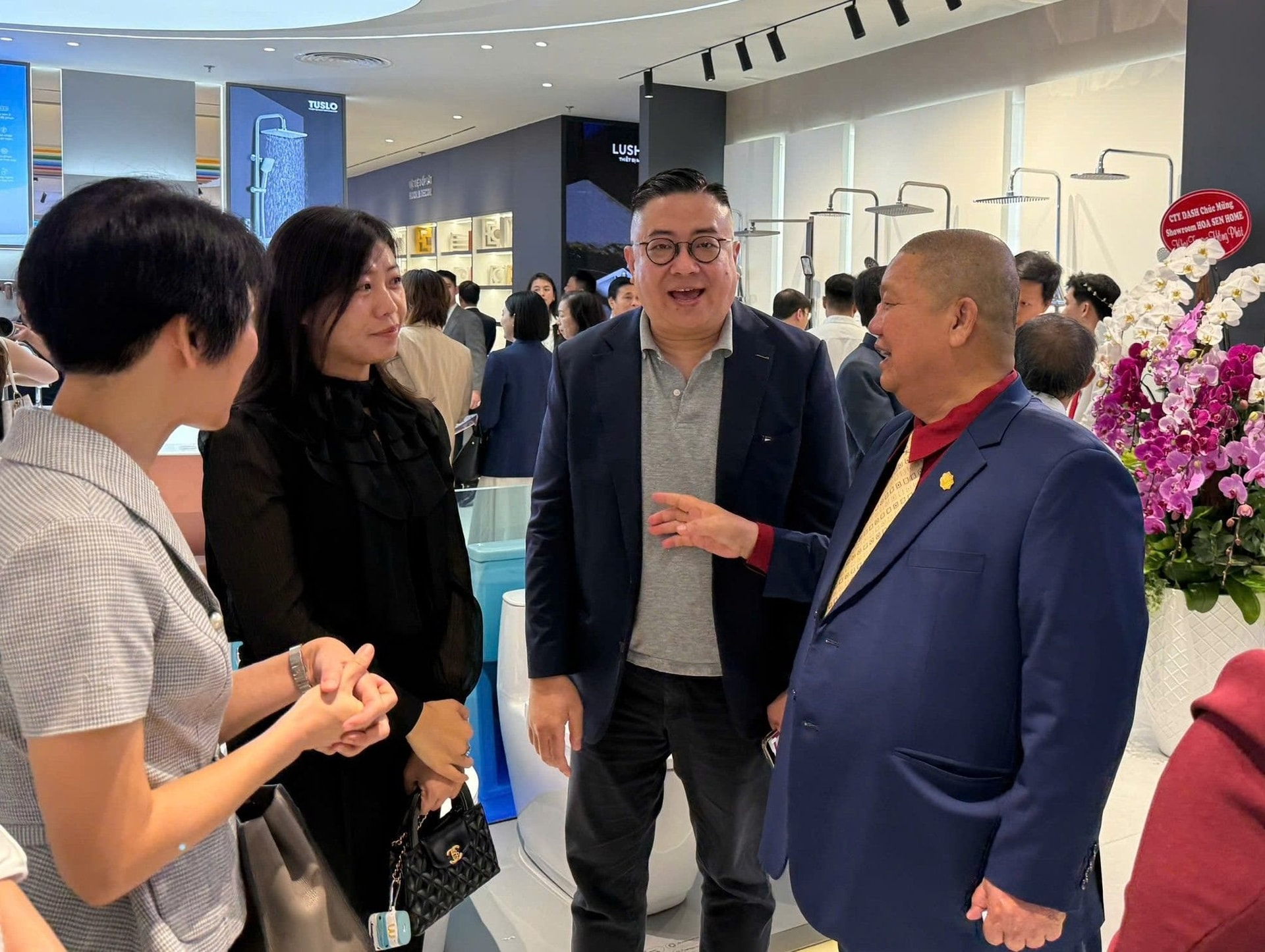 Chủ tịch Hoa Sen Lê Phước Vũ "xuống núi" bắt tay tỷ phú Trần Bá Dương: Chính thức kích hoạt "bom tấn" bán lẻ Hoa Sen Home - Ảnh 2.