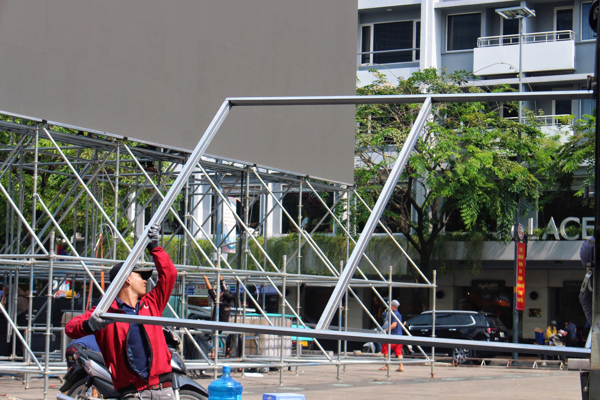 TP.HCM lắp m&agrave;n h&igrave;nh LED "khủng" tiếp lửa U23 Việt Nam - Ảnh 3.