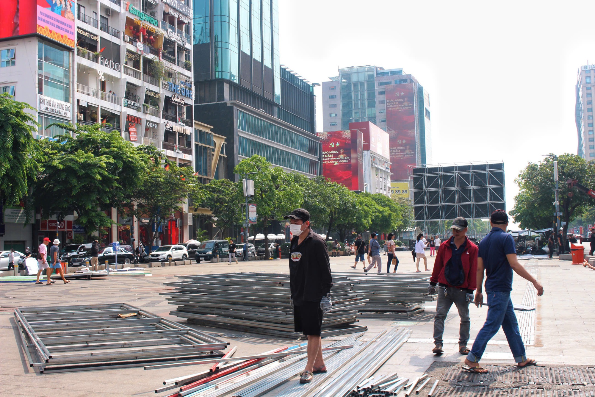 TP.HCM lắp m&agrave;n h&igrave;nh LED "khủng" tiếp lửa U23 Việt Nam - Ảnh 4.