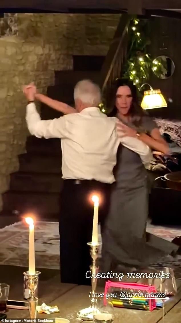 Phơi bày điệu nhảy "không đứng đắn" của Victoria Beckham với con trai khiến Brooklyn xấu hổ, con dâu bật khóc chạy khỏi lễ cưới - Ảnh 2.