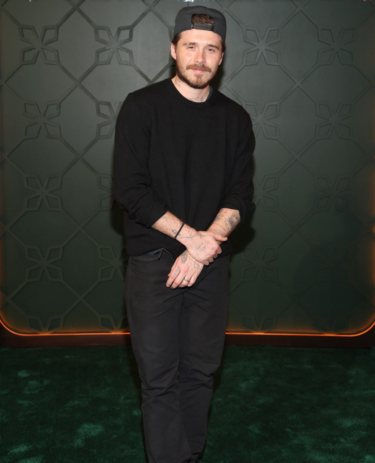 Brooklyn sẽ mất 700 tỷ sau vụ "bóc phốt" bố mẹ đẻ - David Beckham và Victoria? - Ảnh 1.