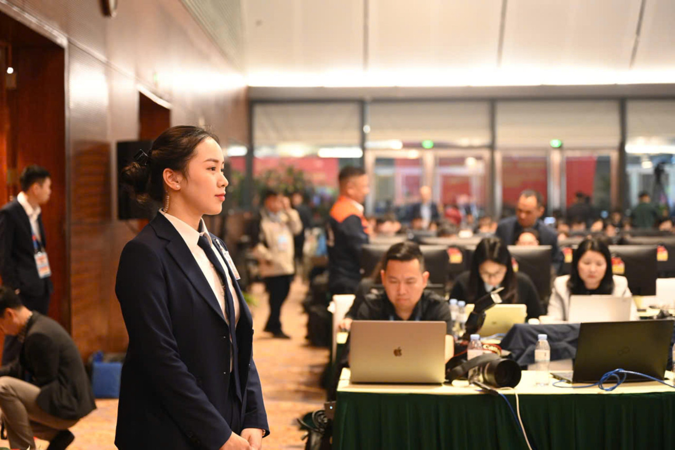 Những ' b&ocirc;ng hồng th&eacute;p ' bảo vệ Đại hội XIV của Đảng với sự ki&ecirc;n cường v&agrave; tinh tế - Ảnh 4.