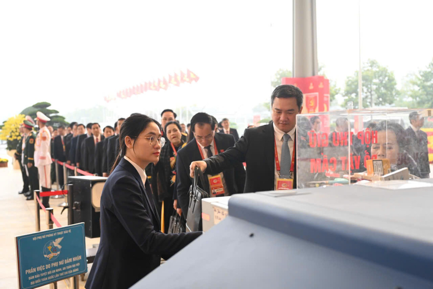 Những ' b&ocirc;ng hồng th&eacute;p ' bảo vệ Đại hội XIV của Đảng với sự ki&ecirc;n cường v&agrave; tinh tế - Ảnh 3.