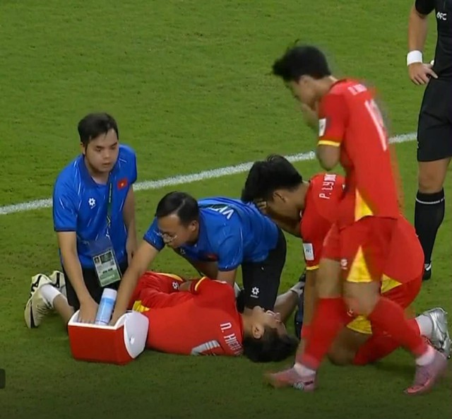 U23 Việt Nam thương nhau như thế: Ai cũng lo lắng khi Hiểu Minh chấn thương, đồng loạt cầu mong 1 điều- Ảnh 1.