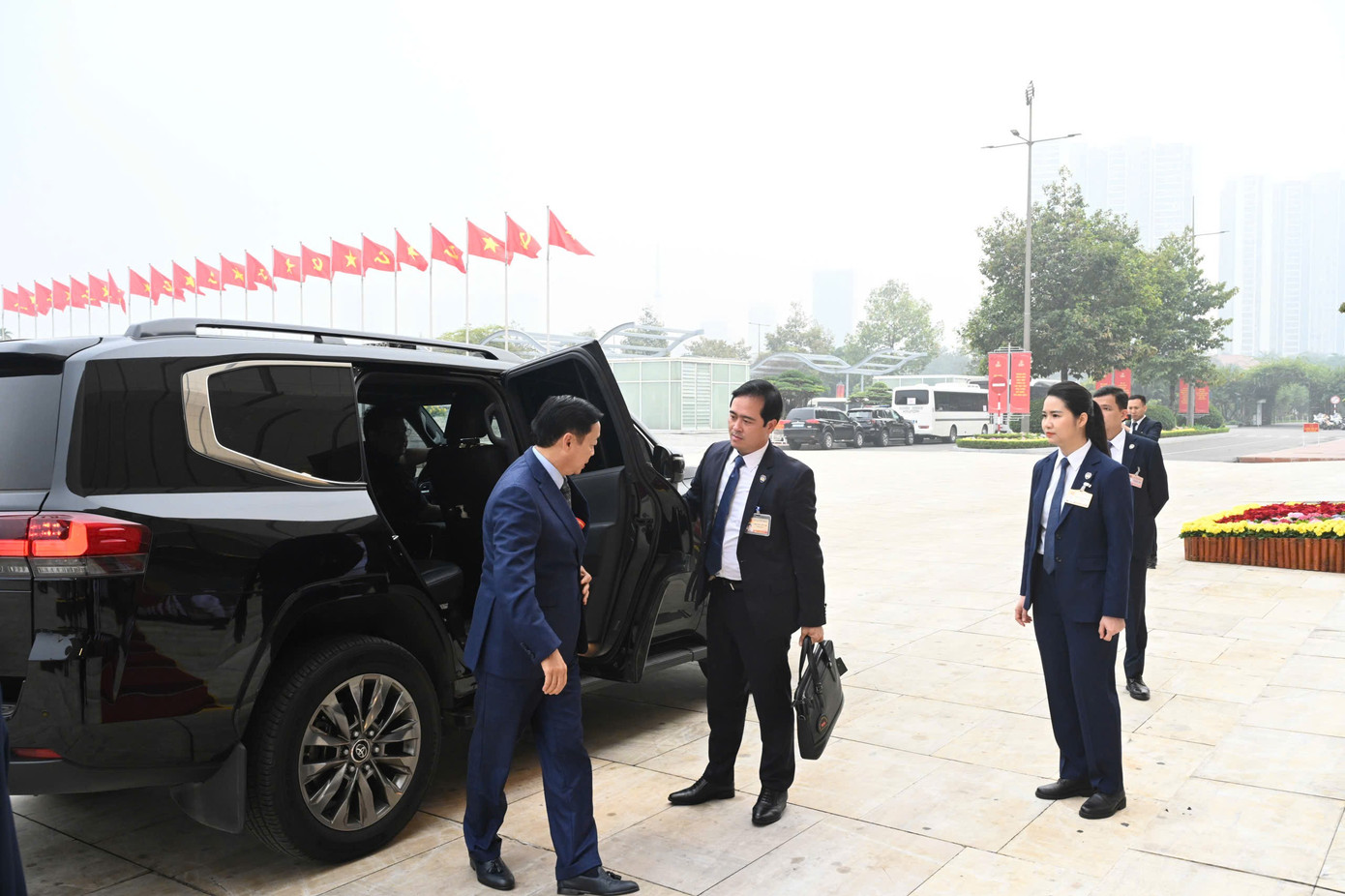 Những ' b&ocirc;ng hồng th&eacute;p ' bảo vệ Đại hội XIV của Đảng với sự ki&ecirc;n cường v&agrave; tinh tế - Ảnh 2.