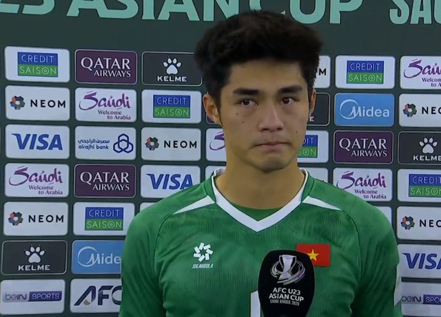 Thủ m&ocirc;n Trung Ki&ecirc;n mắt đỏ hoe sau trận thua: 