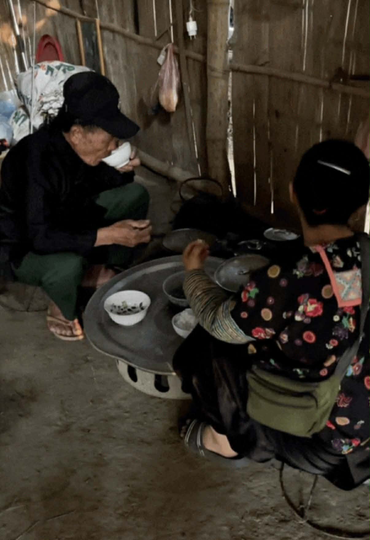 Cụ ông vượt 1.500km ra Lào Cai rước bạn gái quen qua mạng về sống chung: Các con phản ứng bất ngờ - Ảnh 1.