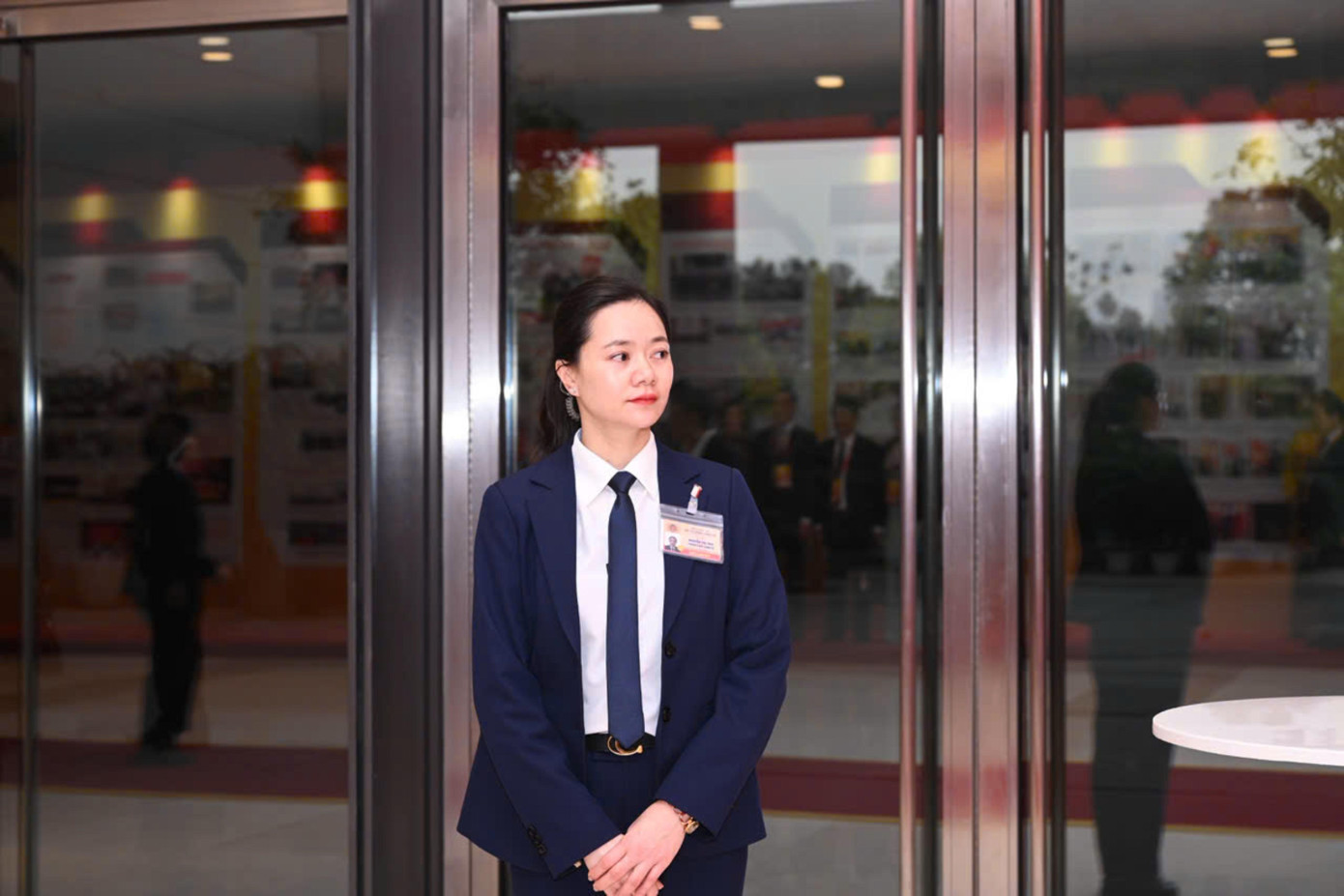 Những ' b&ocirc;ng hồng th&eacute;p ' bảo vệ Đại hội XIV của Đảng với sự ki&ecirc;n cường v&agrave; tinh tế - Ảnh 9.