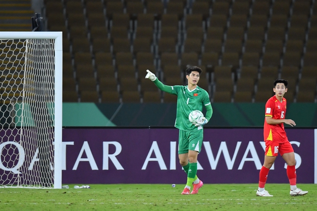 Thủ m&ocirc;n Trung Ki&ecirc;n mắt đỏ hoe sau trận thua: 