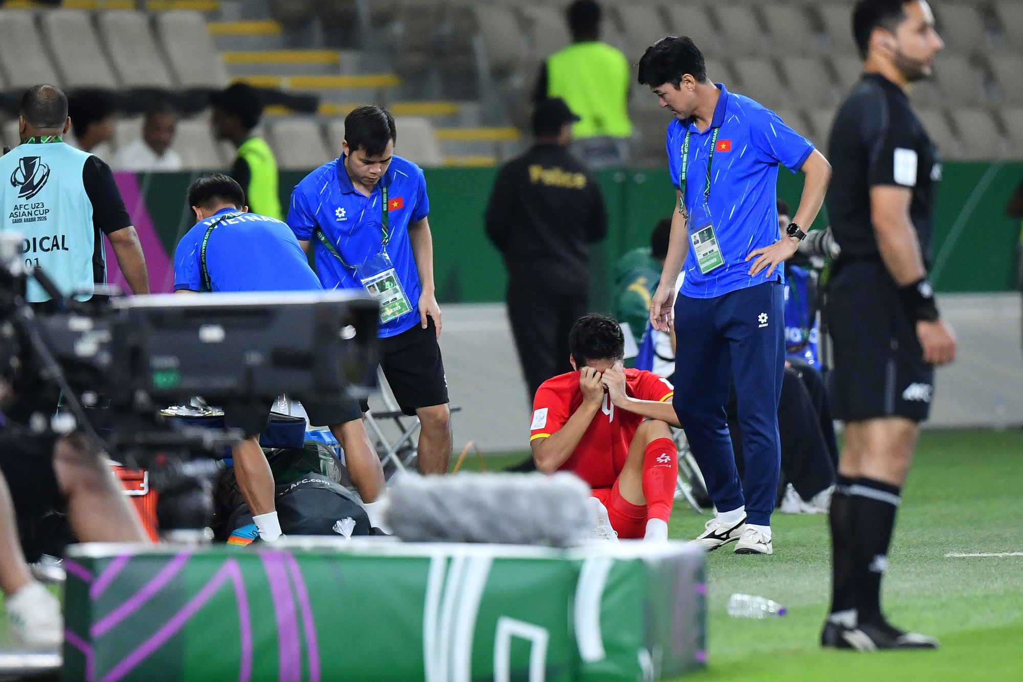 Nỗi l&ograve;ng người cha sau chấn thương của Hiểu Minh U23 Việt Nam: Nh&igrave;n con nằm xuống, l&ograve;ng đau thắt lại- Ảnh 2.