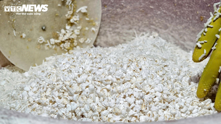 Làng bánh nổ Quảng Ngãi rộn ràng vụ Tết với lò bánh đỏ lửa từ sáng đến đêm - Ảnh 5.