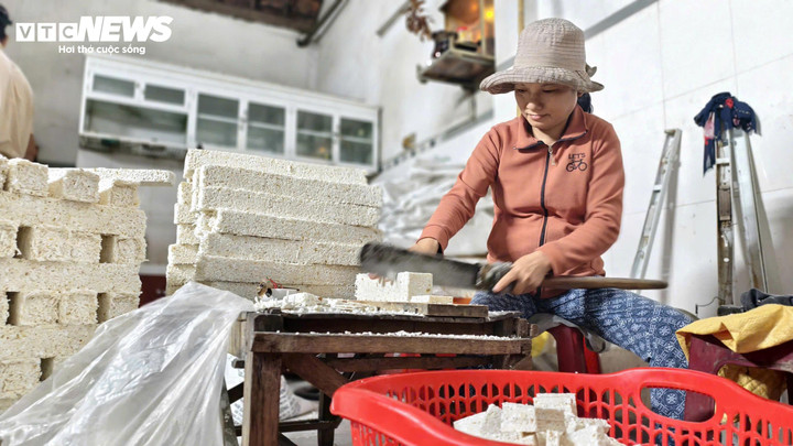 Làng bánh nổ Quảng Ngãi rộn ràng vụ Tết với lò bánh đỏ lửa từ sáng đến đêm - Ảnh 2.