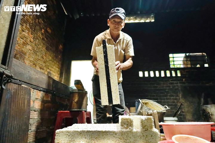 Làng bánh nổ Quảng Ngãi rộn ràng vụ Tết với lò bánh đỏ lửa từ sáng đến đêm - Ảnh 9.