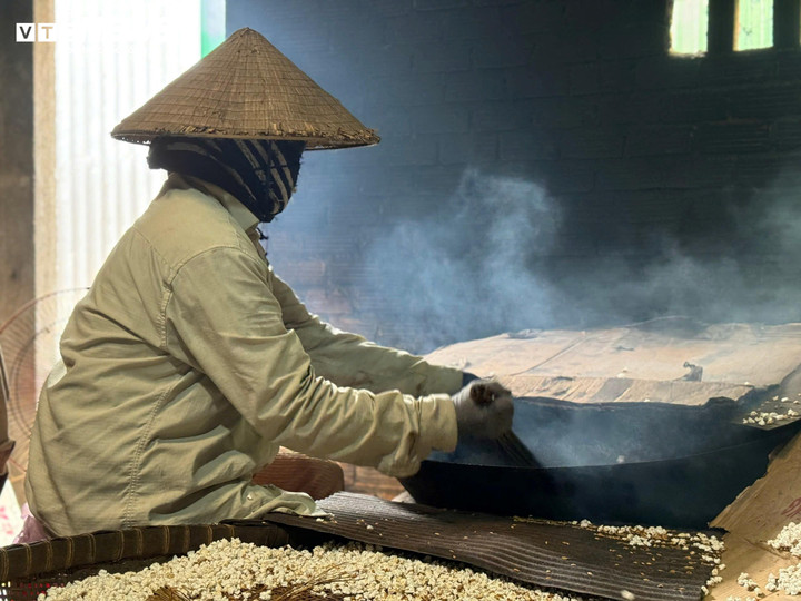 Làng bánh nổ Quảng Ngãi rộn ràng vụ Tết với lò bánh đỏ lửa từ sáng đến đêm - Ảnh 1.