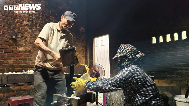 Làng bánh nổ Quảng Ngãi rộn ràng vụ Tết với lò bánh đỏ lửa từ sáng đến đêm - Ảnh 3.