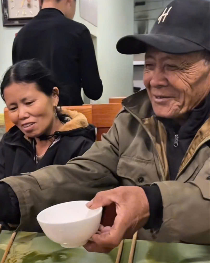 Chuyện t&igrave;nh cảm động của cụ &ocirc;ng 73 tuổi vượt 1 . 500 Km đ&oacute;n bạn g&aacute;i qua mạng x&atilde; hội - Ảnh 1.