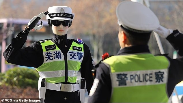 Robot cảnh s&aacute;t AI tuần tra đường phố tại Vu Hồ , Trung Quốc - Ảnh 1.