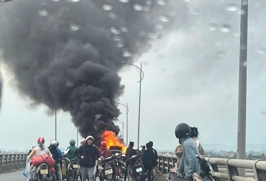 VIDEO: Nhiều người dân đứng xem xe ô tô cháy ngùn ngụt, phát nổ trên cầu - Ảnh 1. VIDEO: Nhiều người dân đứng xem xe ô tô cháy ngùn ngụt, phát nổ trên cầu - Ảnh 1.