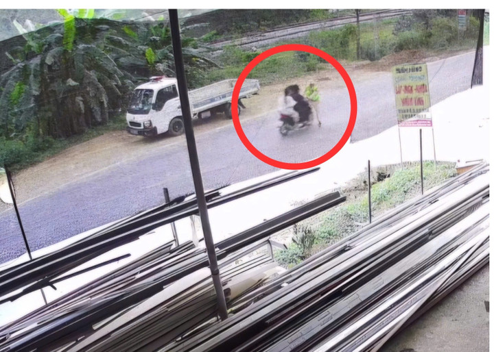 Xe máy chở ba tông CSGT khi không chấp hành hiệu lệnh dừng xe - Ảnh 1.