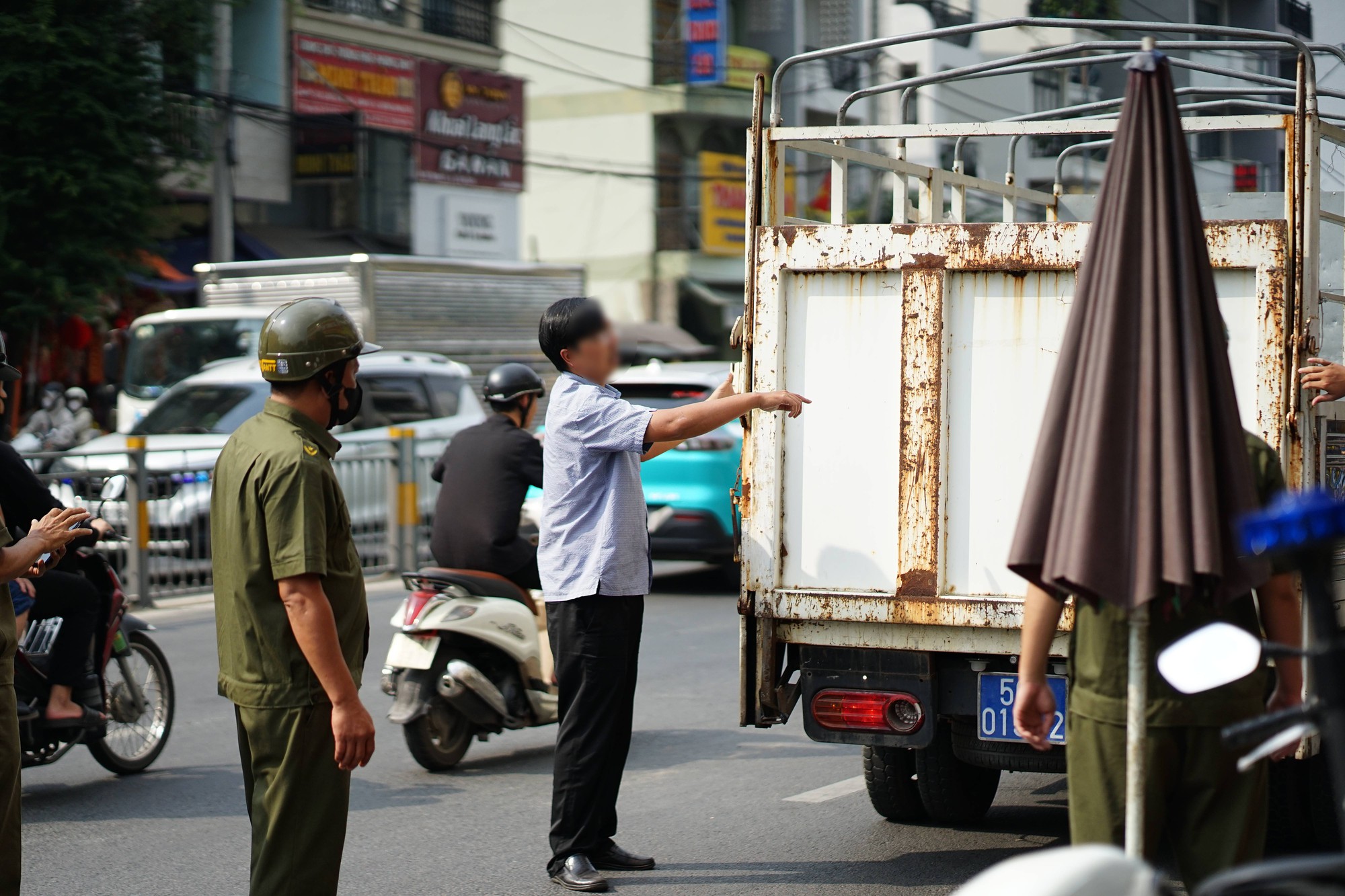 Cảnh tượng bất ngờ ở Chợ Lớn dịp Tết Nguyên đán 2024 - Ảnh 6.