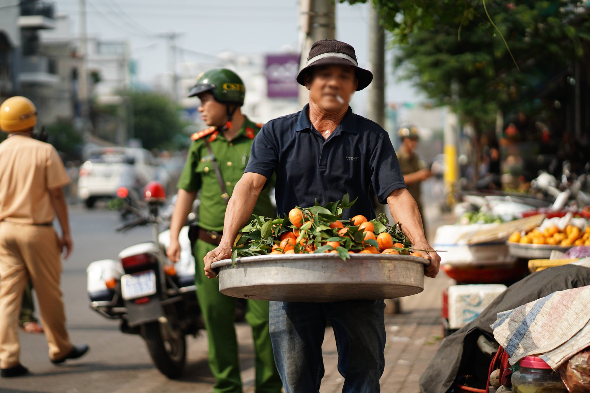 Cảnh tượng bất ngờ ở Chợ Lớn dịp Tết Nguyên đán 2024 - Ảnh 3.