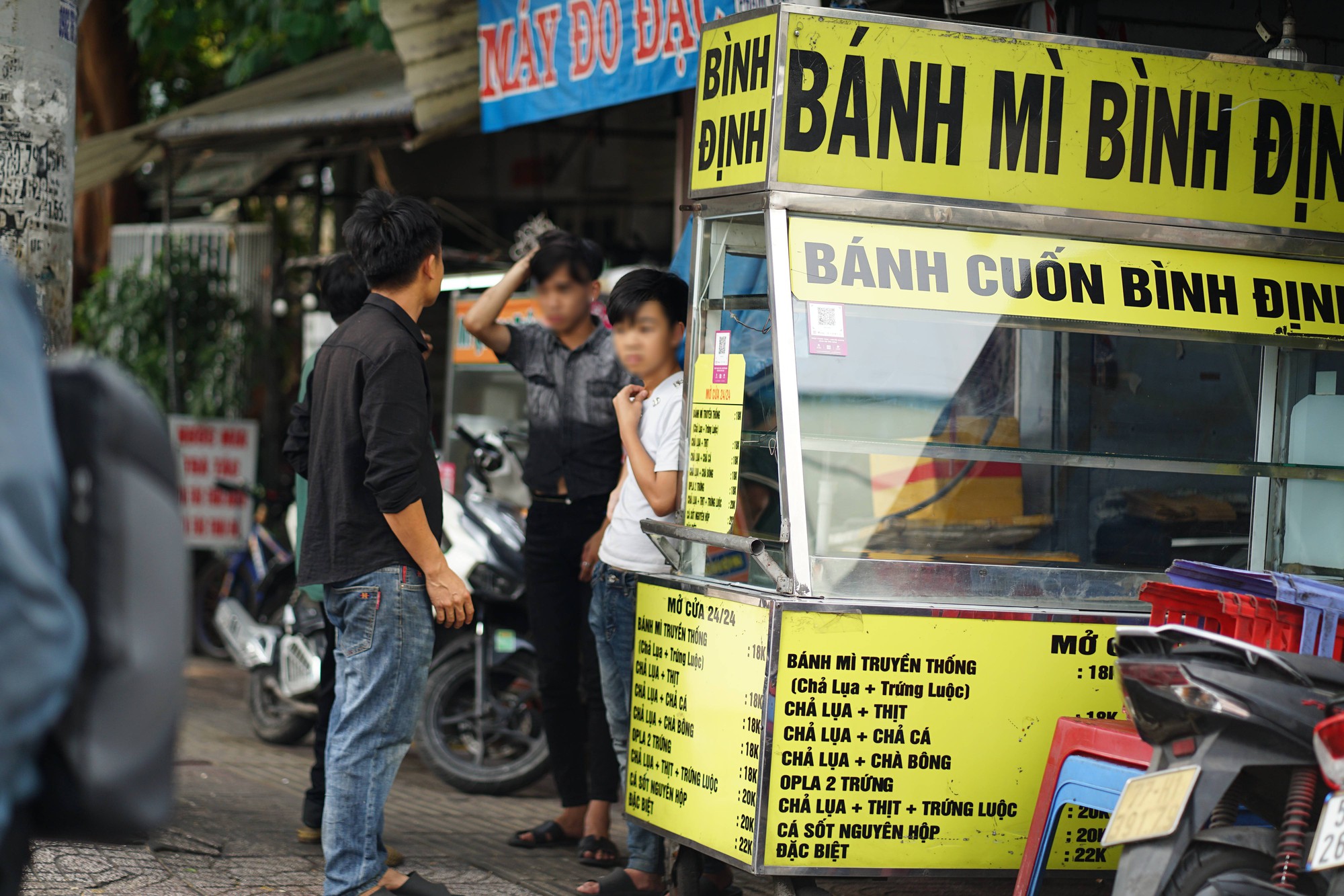 Cảnh tượng bất ngờ ở Chợ Lớn dịp Tết Nguyên đán 2024 - Ảnh 4.