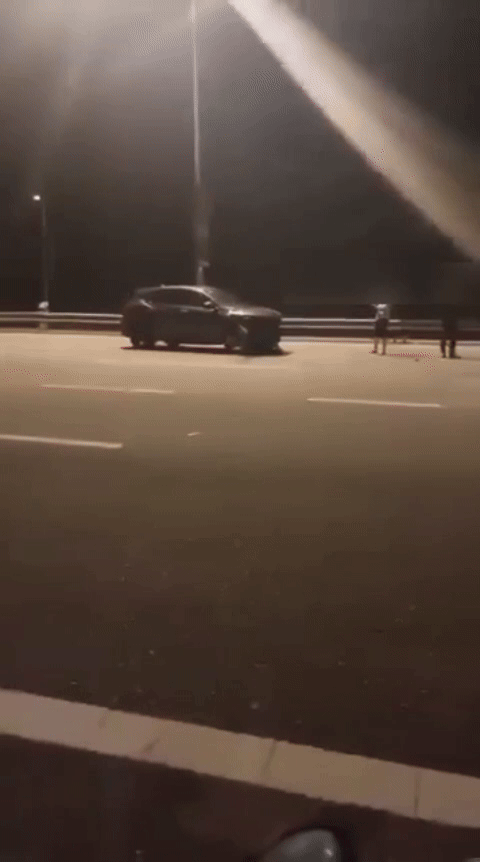 Đang đứng ở lề đường, 3 người gặp thảm họa - Ảnh 1.