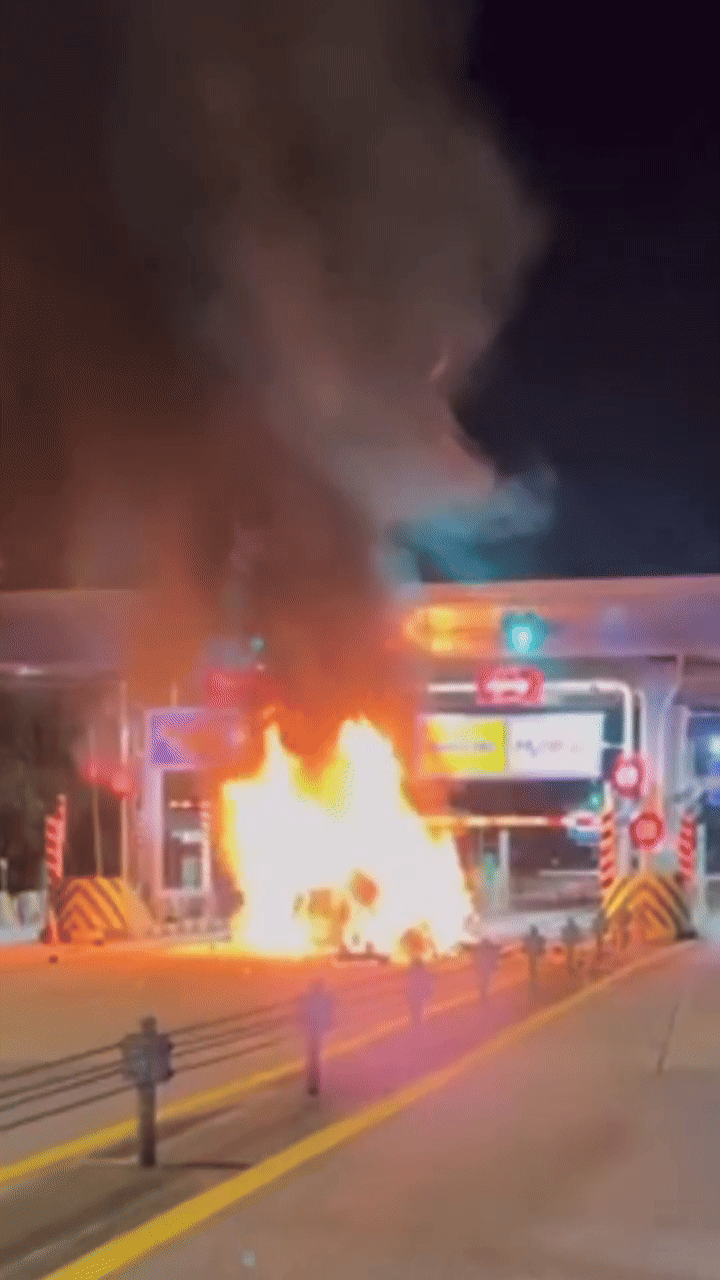 Con g&aacute;i xin đi chơi với bạn trai, rạng s&aacute;ng h&ocirc;m sau bố mẹ nghe tin dữ khi chiếc &ocirc; t&ocirc; chở con bốc ch&aacute;y - Ảnh 1.