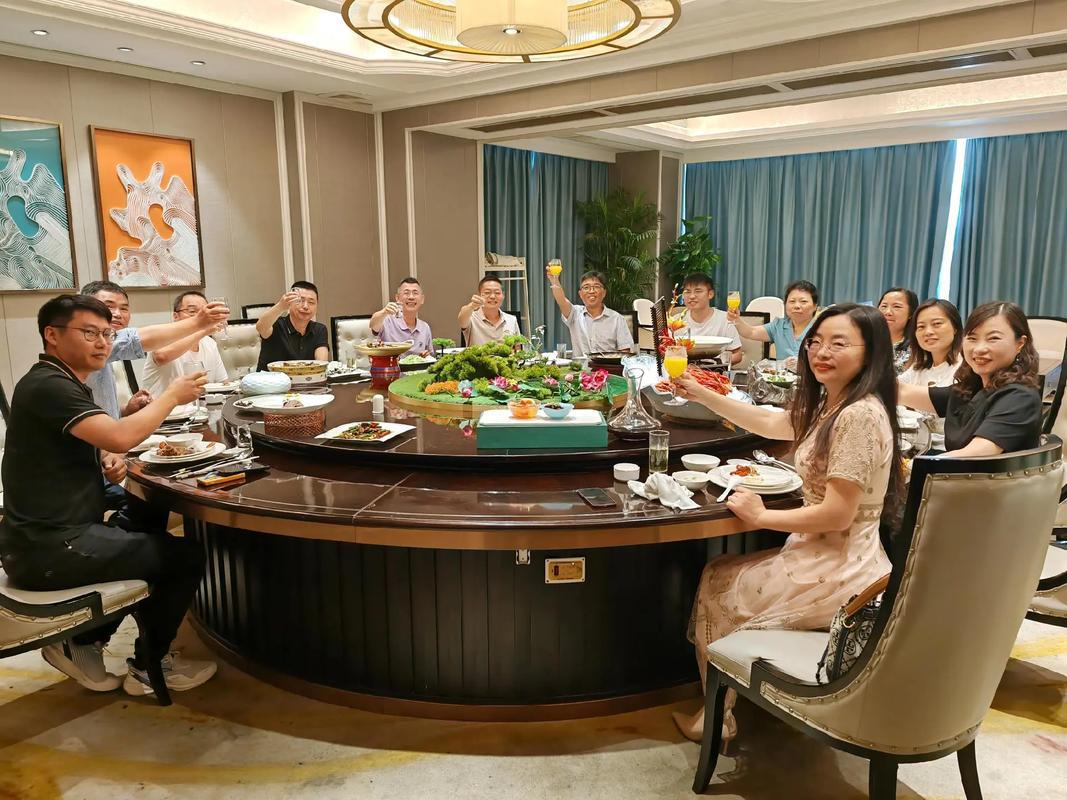 Họp lớp v&agrave; những bất ngờ kh&ocirc;ng thể qu&ecirc;n từ những học sinh trung b&igrave;nh - Ảnh 1.