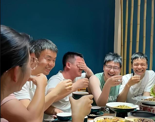 Họp lớp v&agrave; những bất ngờ kh&ocirc;ng thể qu&ecirc;n từ những học sinh trung b&igrave;nh - Ảnh 2.