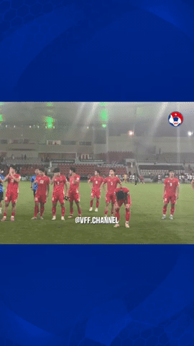 Thấy m&agrave; thương: Đ&igrave;nh Bắc tới k&eacute;o đồng đội đứng l&ecirc;n nhưng ch&iacute;nh anh lại c&uacute;i gập người, lau nước mắt sau thất bại- Ảnh 4.