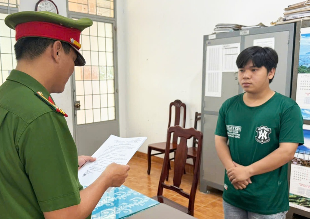 Bắt tạm giam một shipper hiếp d&acirc;m b&eacute; g&aacute;i 12 tuổi - Ảnh 1.